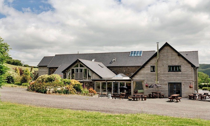 Devils Bridge House | Wonderful villa for 19 guests with WIFI, hot tub, pets allowed and parking