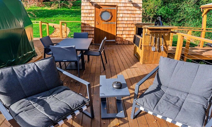 Chiddingstone Hoath House | Wonderful villa for 4 guests with hot tub, WIFI, terrace and parking