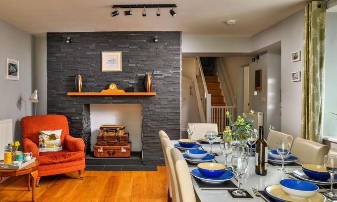 Cwmtirmynach House | Wonderful villa for 8 guests with WIFI, TV and pets allowed