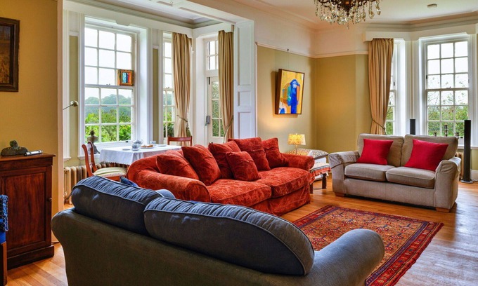 Carlisle House | Wonderful villa for 19 people with hot tub, WIFI, TV, terrace, pets allowed and parking