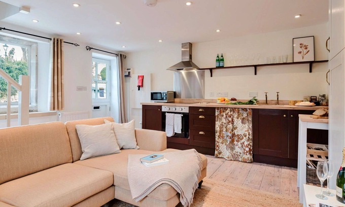 Painswick House | Wonderful villa for 2 people with WIFI and pets allowed