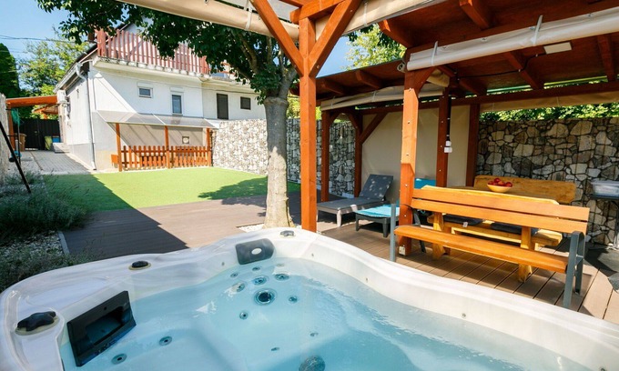 Siofok-Sosto House | Wonderful villa for 4 guests with A/C, hot tub, WIFI, TV, balcony, pets allowed and parking
