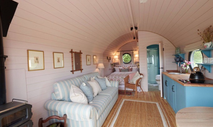 Cropredy House | Wonderful villa for 4 people with hot tub, terrace and pets allowed