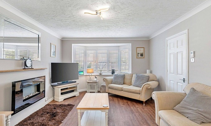 Upper Dicker House | Wonderful villa for 8 guests with WIFI, pets allowed and parking
