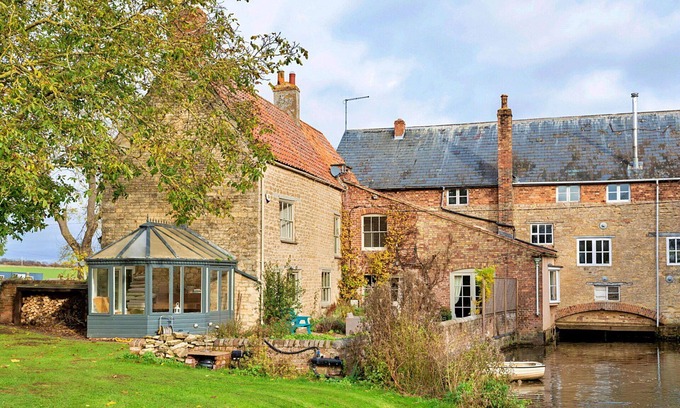 Thrapston House | Wonderful villa for 8 people with WIFI, TV, terrace, pets allowed and parking