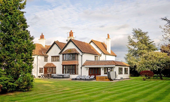 Tring House | Wonderful villa for 16 guests with WIFI, hot tub, pets allowed and parking