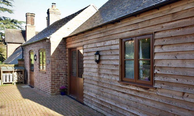Wollerton House | Wonderful villa for 3 guests with TV, pets allowed and parking