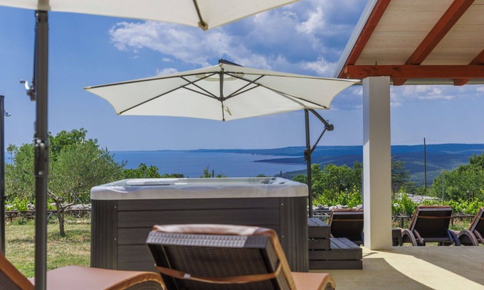 Koromacno House | Wonderful villa for 5 people with hot tub, WIFI, A/C, TV, terrace, pets allowed and parking