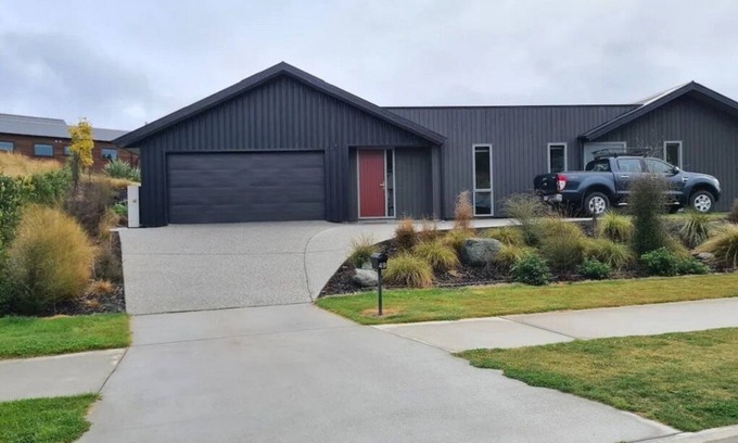 Wanaka House | Wonderful Wanaka, Mountain views and Alpine Spa.