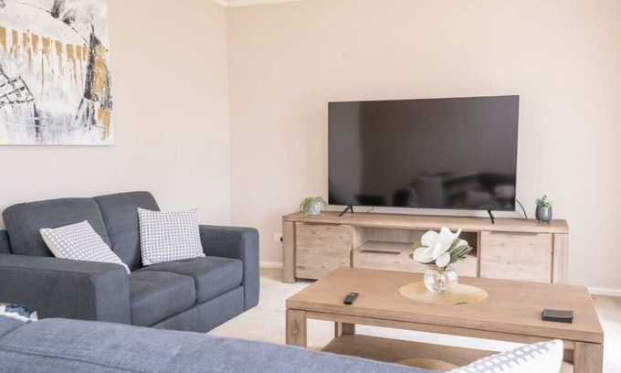 Bletchington House | Wonderful Windred - Spacious, Comfy, Quiet