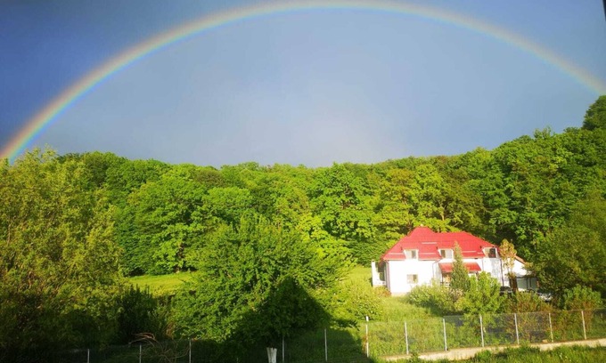 Rasnov Villa | Wonderfull villa in a quiet garden — 5 min from Dino Park and Rasnov Citadelle!