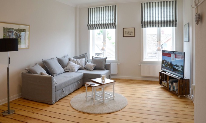 Cranz Apartment | Wonderfully renovated old building with direct view on the water