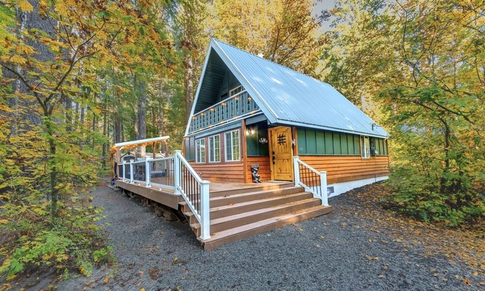 Packwood Cabin | Wonderland Chateau | Hot Tub | 2 Bed, 2 Bath