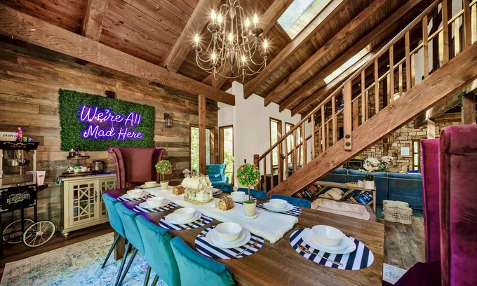 Lakehead Cabin | Wonderland ~ Dog friendly forest retreat, near lake, fast Wifi & EV charger