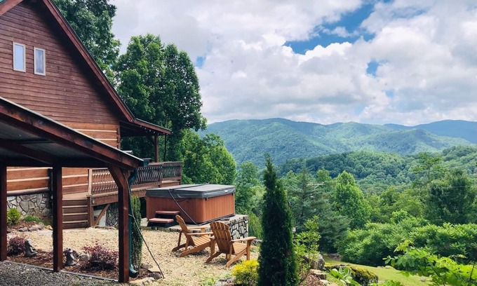 Hot Springs Cabin | Wondertree Mountain Cabin– Luxury 3BR Cabin with Outdoor Hot Tub, Hot Springs NC