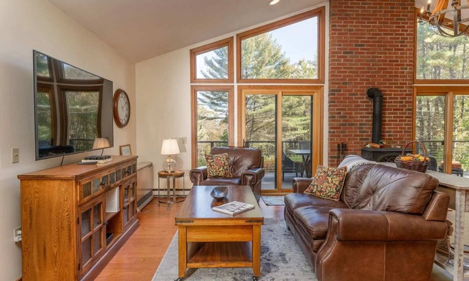 Quechee House | Wood-Burning Stove, Great for Families | Z1040*