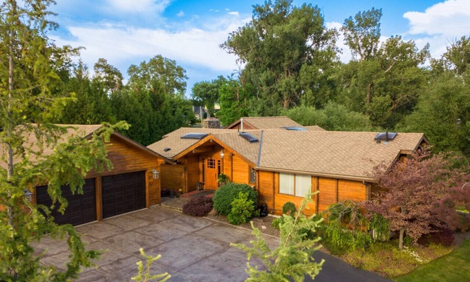 Walla Walla East House | Wood Duck Lodge · Amazing cedar log home with private lake