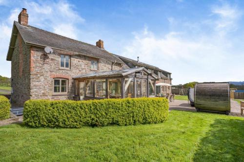 Llanfihangel Tal-y-llyn House | Wood Farm Barn