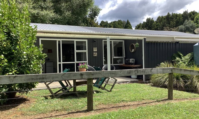 Waikino Cottage | Wood Pigeon Cottage- Pet friendly 2kms from Hauraki Rail Trail-Free Breakfast