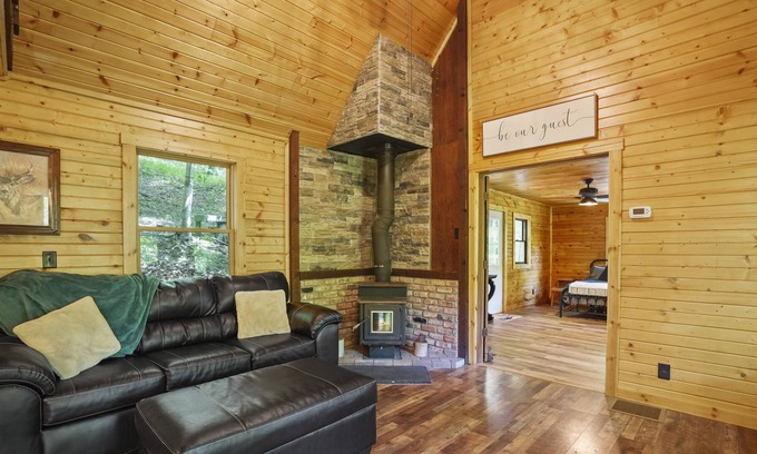 Hallsville Cabin | Wood Rose | Secluded Cabin