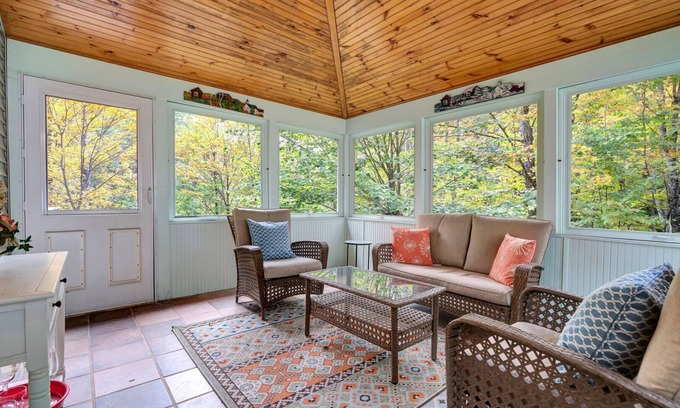 West Hartford House | Wood Stove, Close to the Club | Wooded Colonial