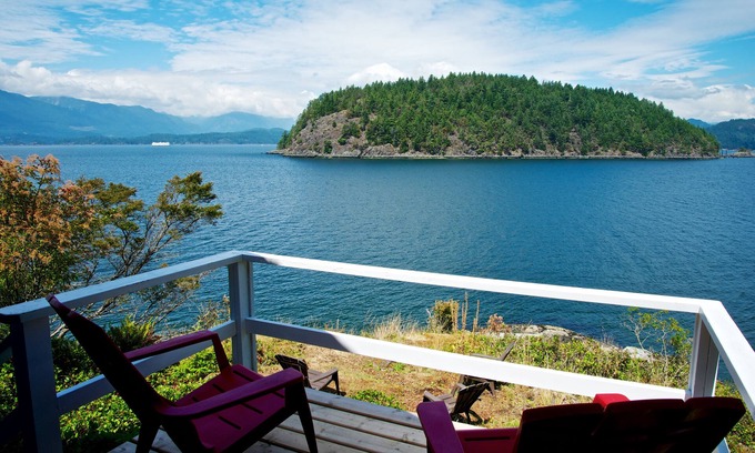 Bowen Island Cabin | WOOD STOVE~Waterfront~Peacefully Secluded in Nature~PRIVATE SWIMMING ACCESS