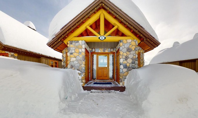 Big White Ski Resort House | Woodcutter Cabin 16