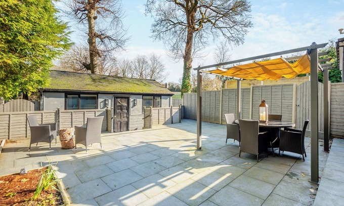 Leatherhead Cottage | Woodcutter Cabin - UK48831