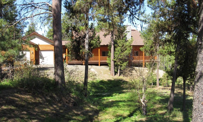 McCall House | Wooded lodge with wraparound deck & fireplace -1 block to river & near town/lake
