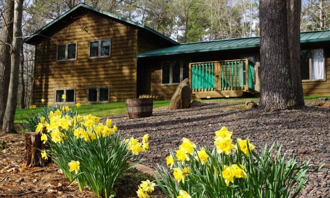 Danbury House | Wooded lot Private Cabin with 5br and 5 King Beds on the trails!