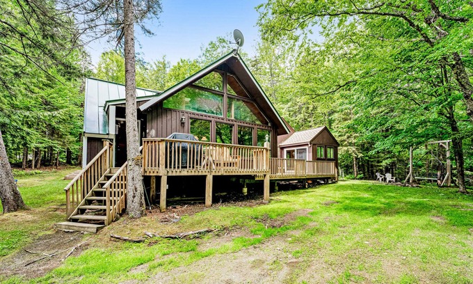 East Dover House | Wooded retreat with private hot tub, firepit & game room with pool table