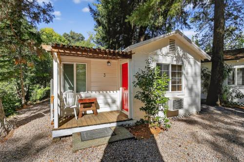 Cobb House | Wooded Studio Near Clear Lake cabin
