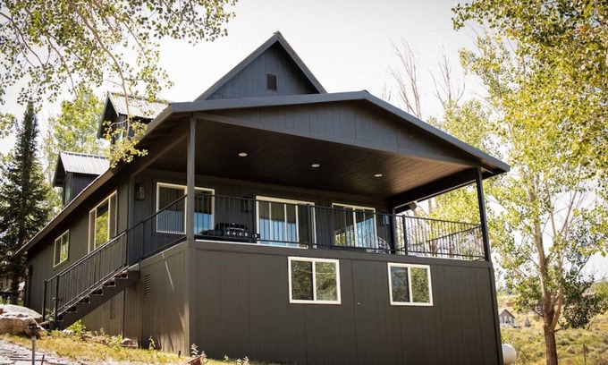 Sweetwater Cabin | Wooded Yard! Ideal Beach Access! Great View of Bear Lake!