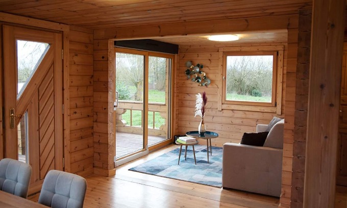 Solgne House | Wooden cottage for 6 people located on the edge of a private pond.