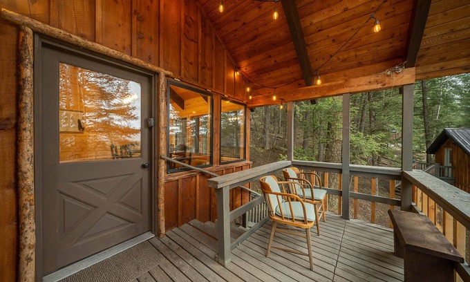 Island Park Cabin | Wooden Teepee - Rustic Yellowstone Escape for 4
