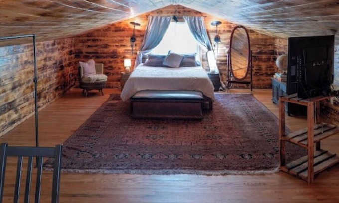 Riverland Terrace Apartment | Wooden Wonderland Loft-Close to Folly Beach & Downtown!nn