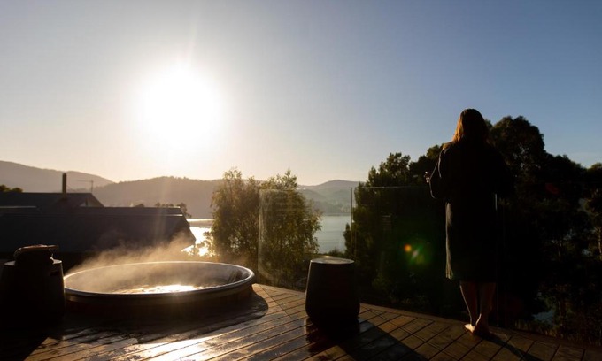 Lymington House | Woodland Bay Retreat-Hot tub,Sauna and Bayview Retreat