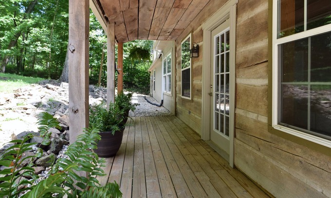 Koleen Cabin | Woodland Cabin in Bloomfield on Deer Lake -perfect getaway