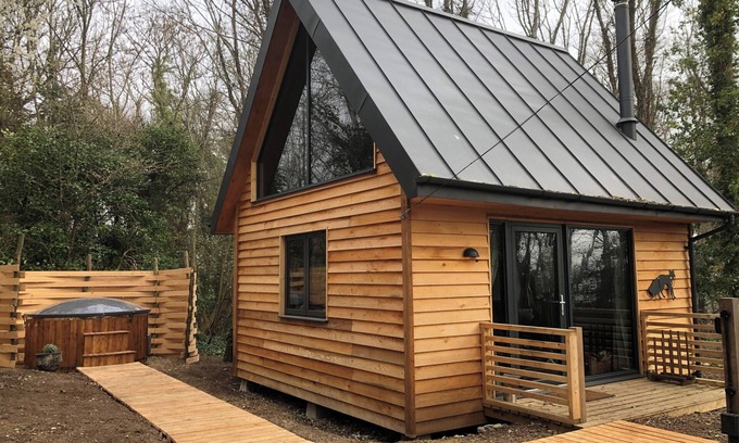 Alfriston Cabin | Woodland Cabin Retreat in Alfriston - hot tub