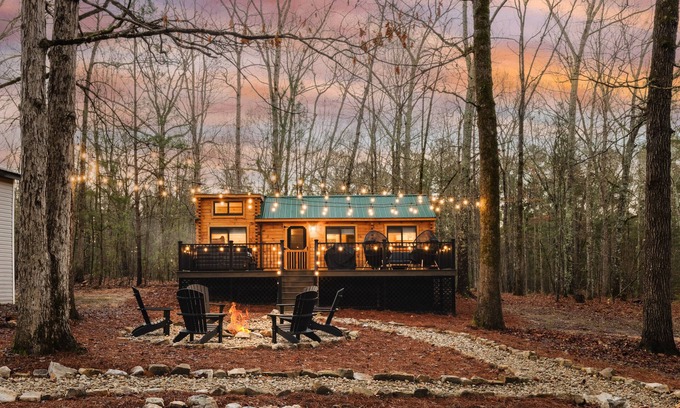 Forsyth Cabin | Woodland Chalet w/HOT TUB, Deck + Private Lake!