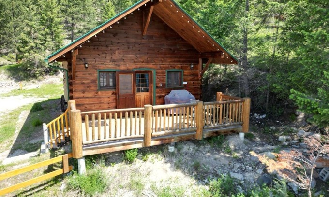 East Kootenay Hotel | Woodland Comfort in Radium – 2BR Suite in Mountain Lodge