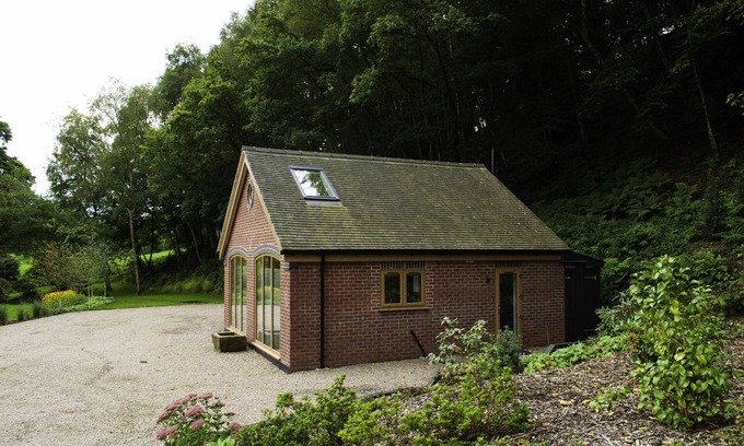 Sugnall House | Woodland Cottage at Brook House: A wheelchair accessible rural retreat