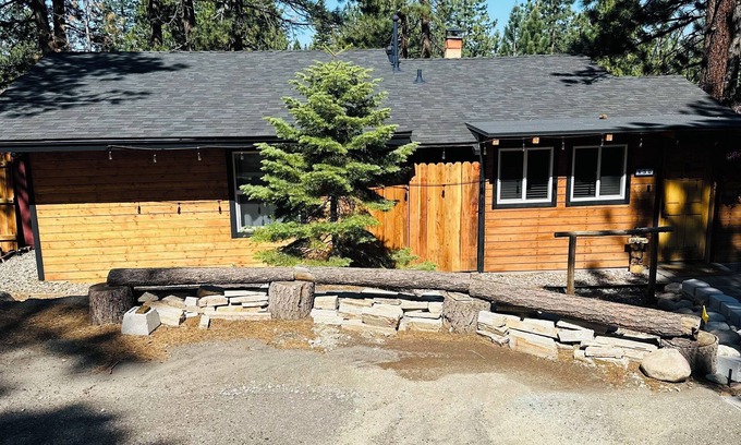 Lower Kingsbury House | Woodland Escape | Cozy Kingsbury Cabin w/Hot Tub & Sauna | NVH0650