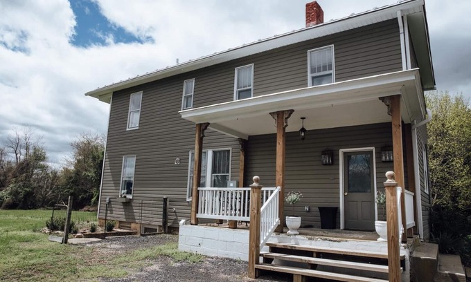 Singers Glen House | Woodland Gap is a large 3BR/2B house that has been in our family for generations