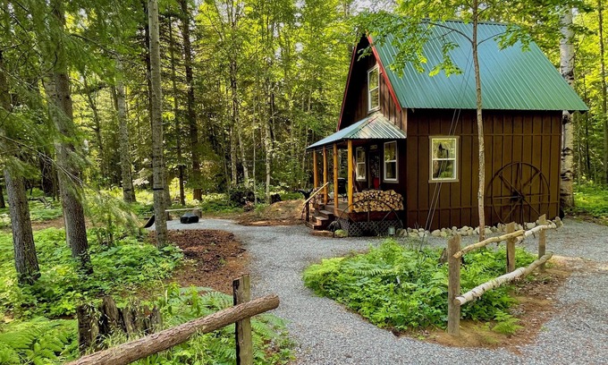 Sandpoint Cabin | Woodland Hideaway Cozy Cabin in the Woods, Peaceful, Charming & Pet-Friendly