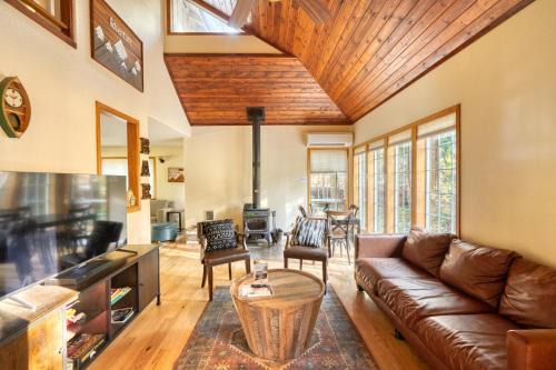 Zigzag House | Woodland Hideaway, Dog-Friendly, Hot Tub