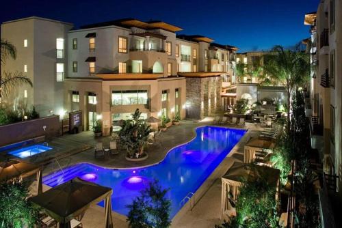 Warner Center Apartment | Woodland Hills Luxury Apt 2 bed CA