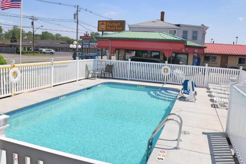 Niagara Falls Hotel | Woodland Inn