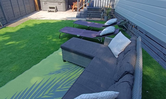 Fangfoss Cabin | Woodland Lodge A Beautiful 2 Bedroom Lodge ,hot tub ,garden Area ,pet Friendly