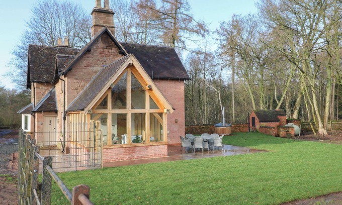 Pattingham Cottage | WOODLAND LODGE, pet friendly, character holiday cottage in Pattingham